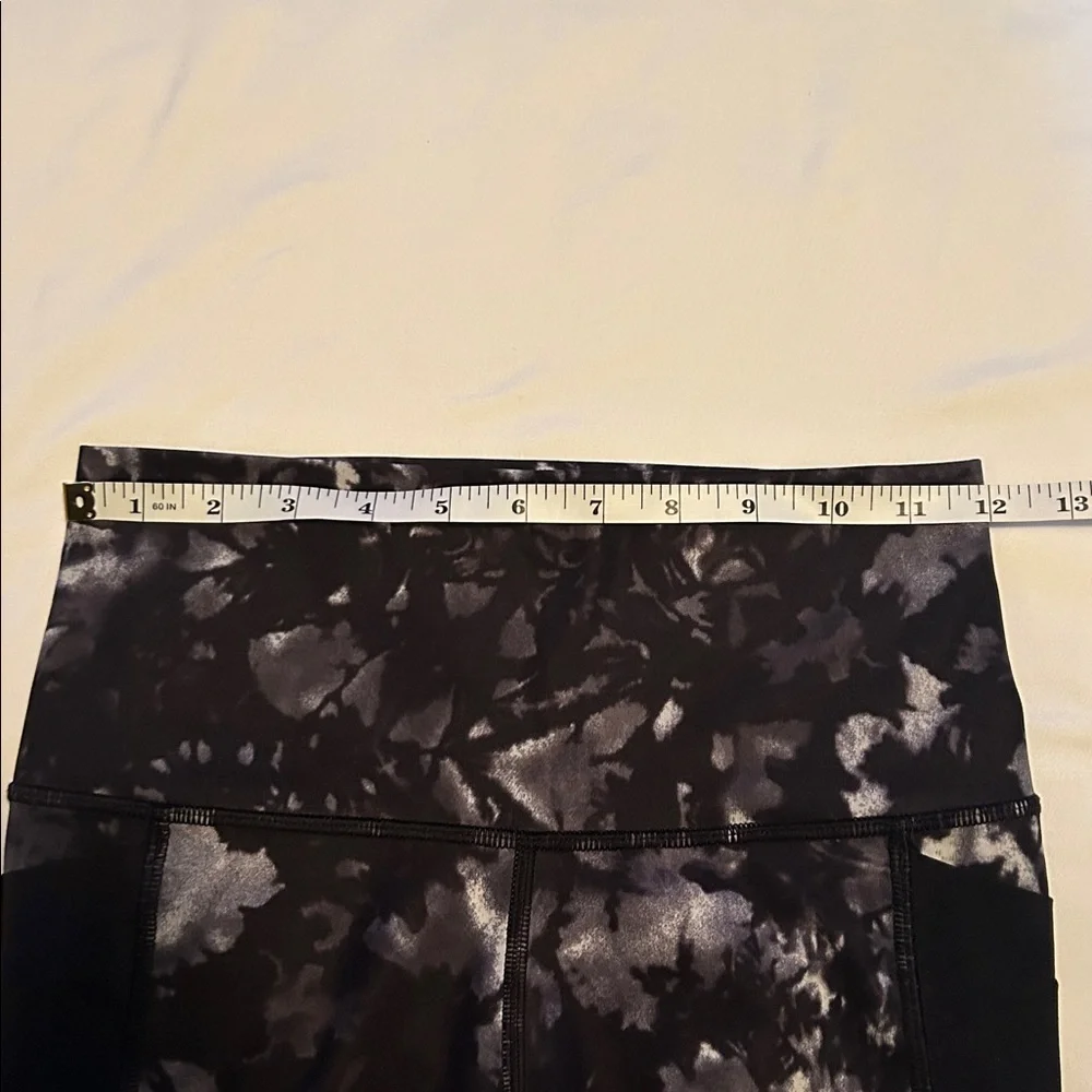Lululemon rise and flow legging - Picture 5 of 6